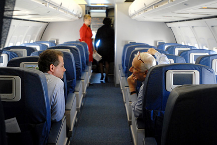 Brian Cohen and Jerry Grinstein chat aboard a Boeing 757-200 aircraft operated by Delta Air Lines on Tuesday, May 1, 2007. Photograph courtesy of Delta Air Lines.