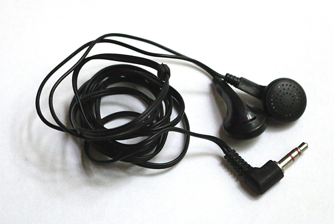 This is the previous generation of earbuds before July of 2014. Photograph ©2014 by Brian Cohen.