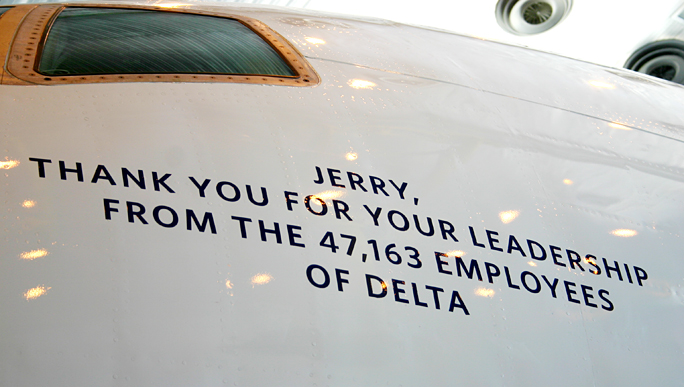 Ship 638 — the first aircraft to sport the new Delta Air Lines livery on April 29, 2007 — sported this dedication to Gerald Grinstein below the window of the cockpit of the Boeing 757-232(WL). Photograph ©2007 by Brian Cohen.