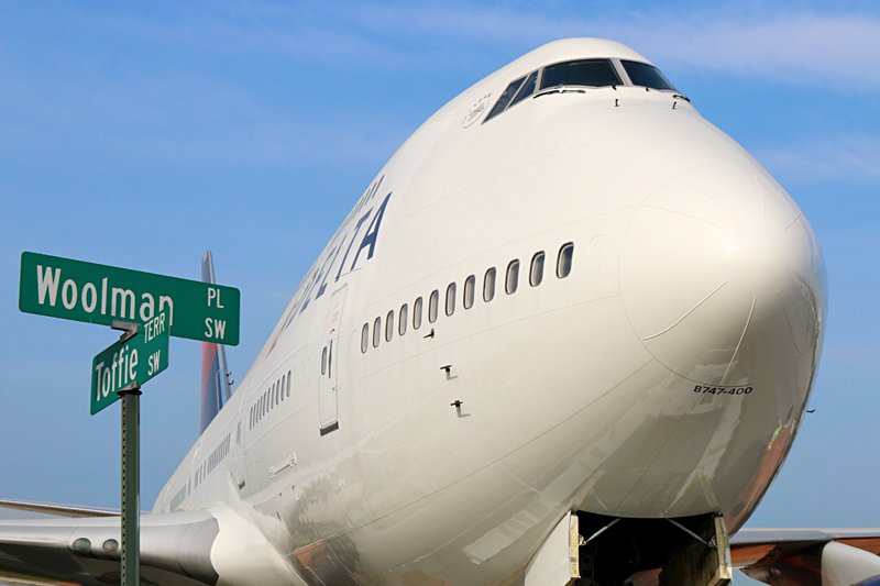 Delta Air Lines Boeing 747-451 airplane